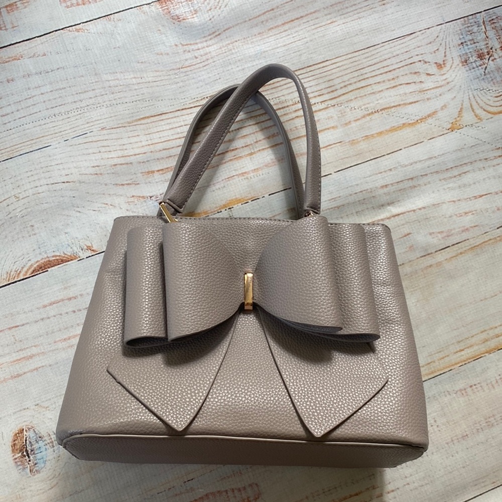 Cute medium grey bag with bow.